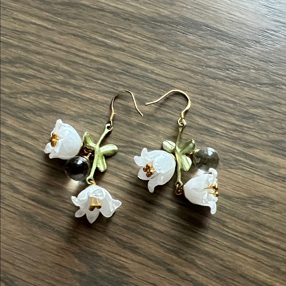 Charming Floral Drop Earrings in White and Gold